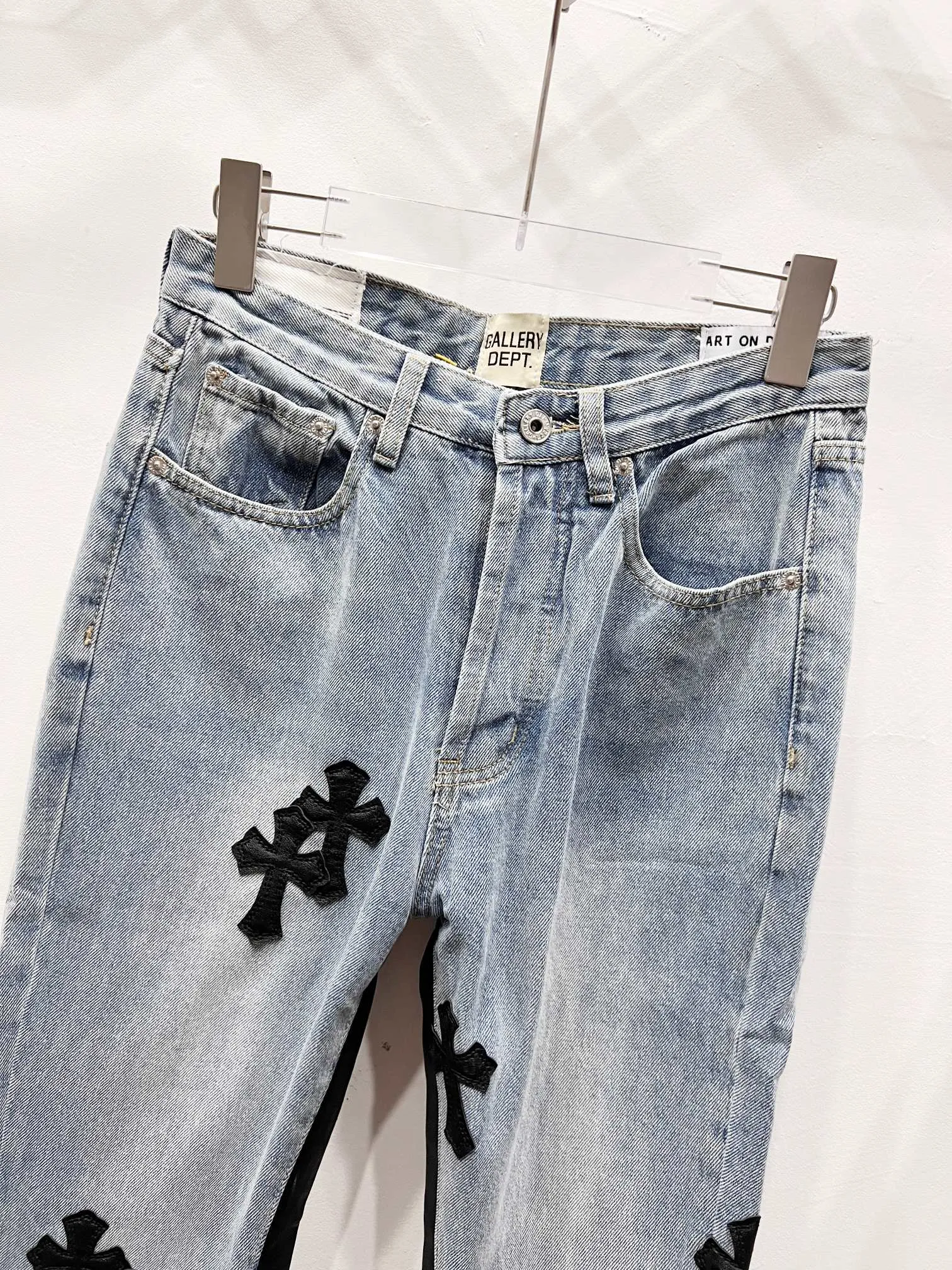 P290 Style No.: (c066) GALLERY DEPT. Vintage multi-leather spliced cross loose washed flared jeans - truly restore the ultimate texture of Vintage - original hardware accessories, washed and other elevators, QR code analysis are all purchased from the original factory, high degree of restoration, welcome to compare with a certain product ~ - three-dimensional version, loose and comfortable, not picky about the figure, tall and slim, factory Seiko, original quality control, same style for men and women, can be matched with couples, versatile recommendation, must-have jeans for all seasons Size: 28-30-32-34-36 Color: blue